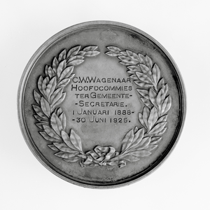818858 Afbeelding van de achterzijde van de zilveren stadsmedaille die op 1 juli 1925 is uitgereikt aan C.W. Wagenaar ...